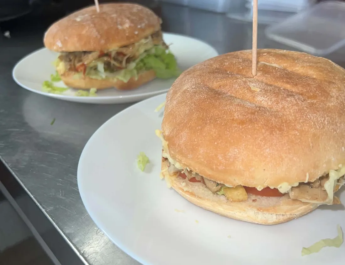 Deux Lords : buns garnis, salade, tomates et fromage