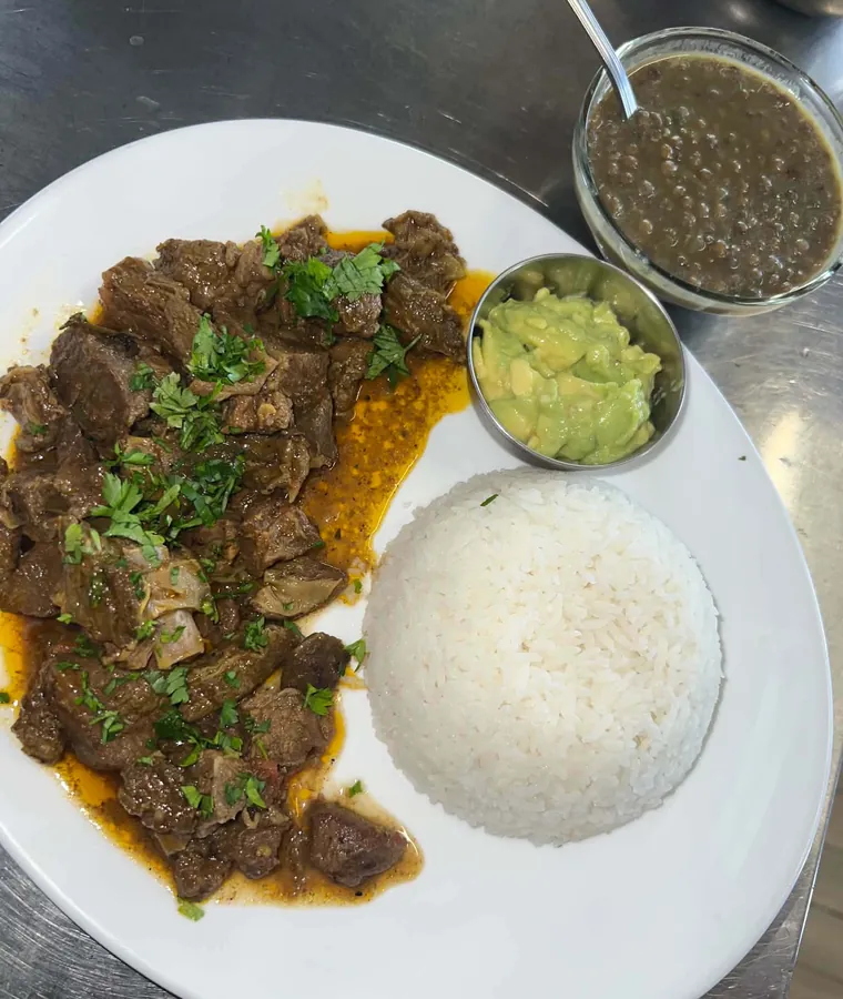 Menu du jour : viande en sauce, riz, grains et rougail