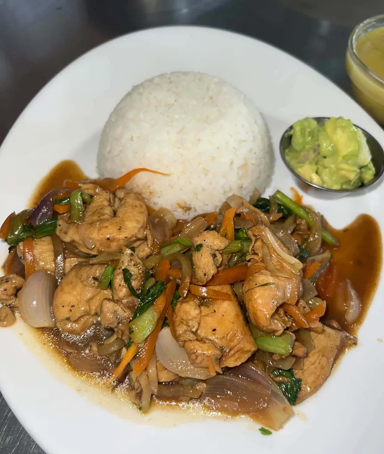 Menu du jour : poulet sauté aux légumes et riz