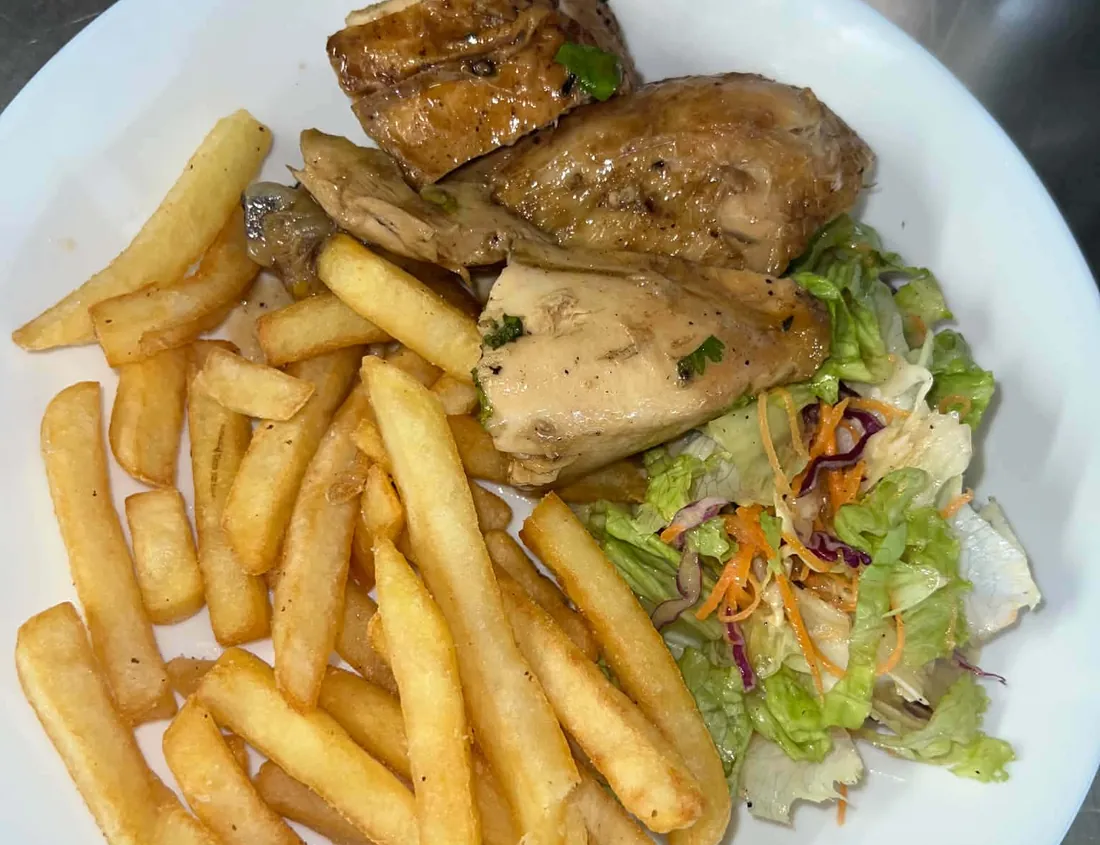 Assiette de poulet avec frites maison et salade